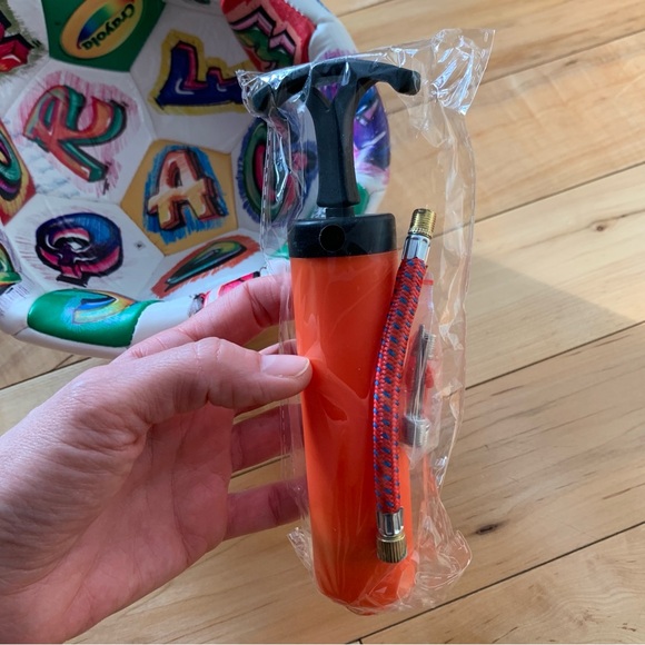 New! Crayola official soccer ball size 5 with hand air pump included - Picture 9 of 9
